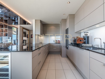 Exklusive 4.5-Zimmer-Terrassenwohnung mit direktem Liftzugang und See-, Berg- und Stadtsicht in Zug image 9