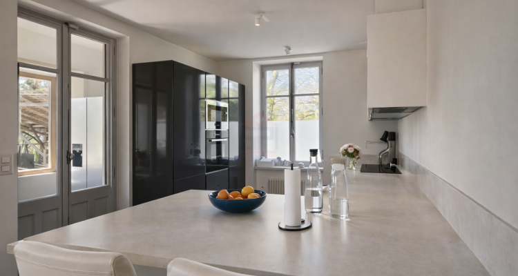 Propriété de caractère rénovée avec élégance dans un cadre exclusif image 6