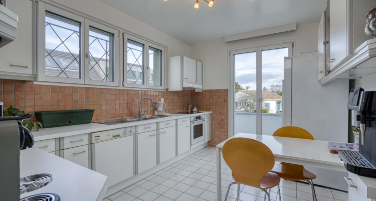 EN EXCLUSIVITÉ : Propriété familiale de caractère sur belle parcelle arborée à Genthod image 8