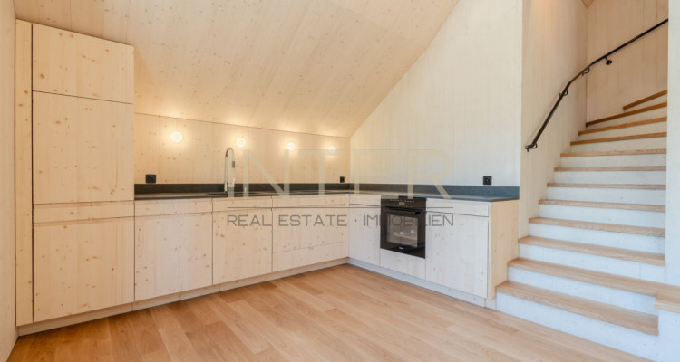 Erstbezug in Risch: Exklusive 4.5-Zimmer-Maisonette mit Galerie, Cheminée und zwei Loggien image 2