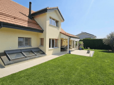 Superbe maison individuelle lumineuse avec jardin arboré, jacuzzi et double garage image 1