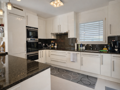 Superbe maison individuelle lumineuse avec jardin arboré, jacuzzi et double garage image 6