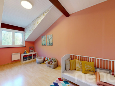 Duplex en attique rénové en Terre Sainte aux volumes généreux image 12