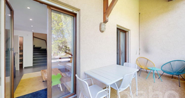 Duplex en attique rénové en Terre Sainte aux volumes généreux image 9