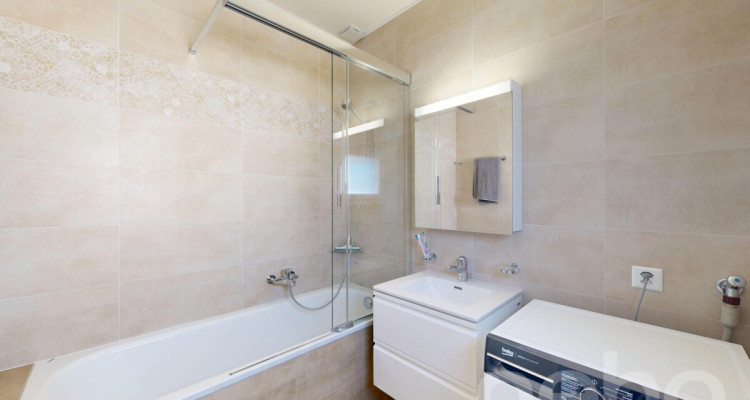 Duplex en attique rénové en Terre Sainte aux volumes généreux image 11