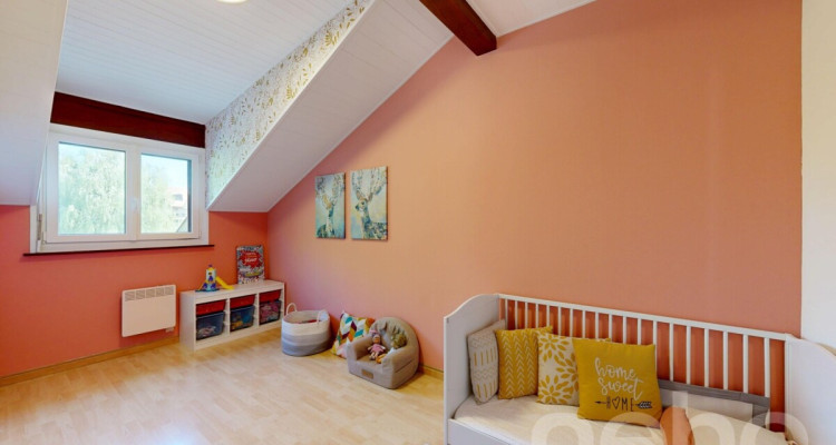 Duplex en attique rénové en Terre Sainte aux volumes généreux image 12