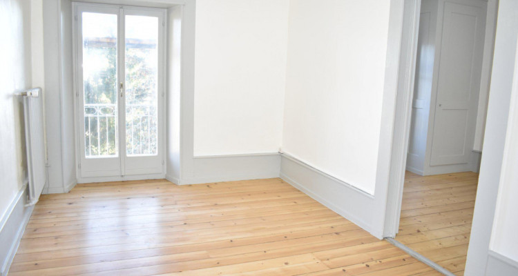 APPARTEMENT AVEC TERRASSE ET JARDIN DHIVER image 6