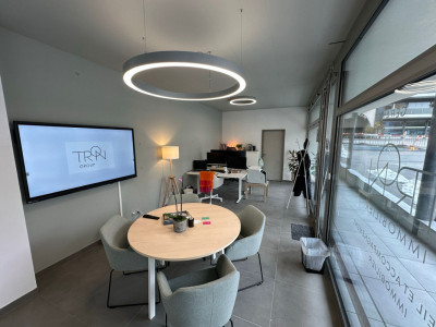 Local commercial idéalement situé au coeur de Fully image 1