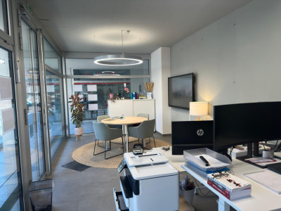 Local commercial idéalement situé au coeur de Fully image 2