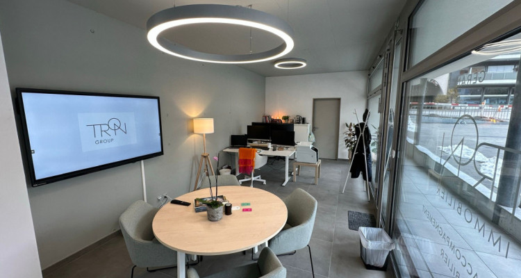 Local commercial idéalement situé au coeur de Fully image 1