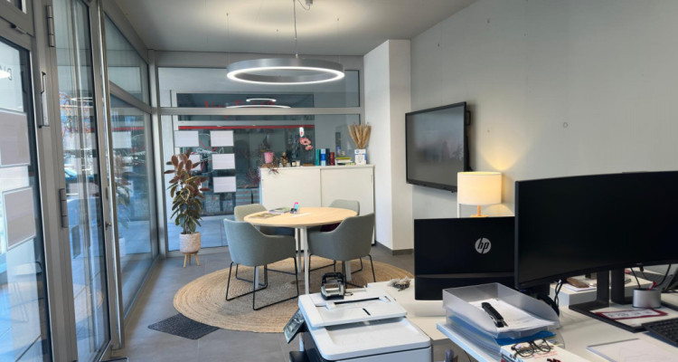 Local commercial idéalement situé au coeur de Fully image 2