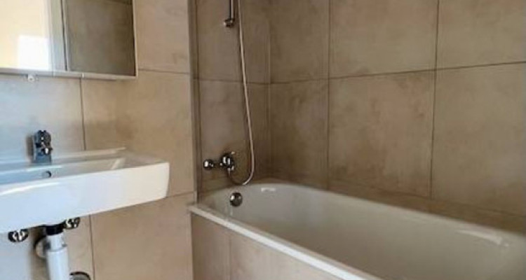 Appartement D - 2,5 pièces avec balcon et mezzanine - Cadre agréable à Couvet image 6