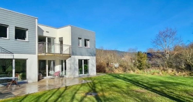  Villa mitoyenne en pignon située dans un agréable quartier prisé de Fleurier image 1