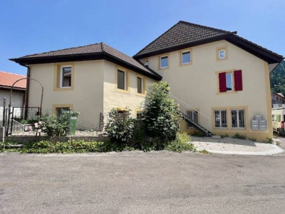 Immeuble rénové, 3 lots sur 5 loués, 4 appartements et un local commercial image 1