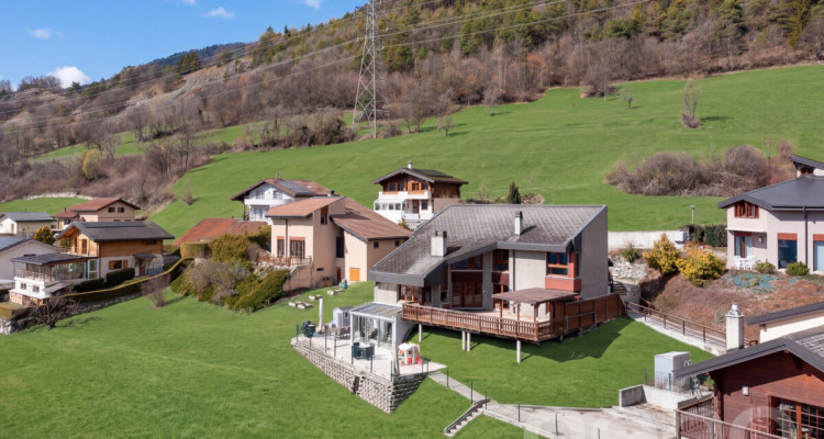 Grande maison avec appartement 2.5 indépendant - Vue dégagée image 2