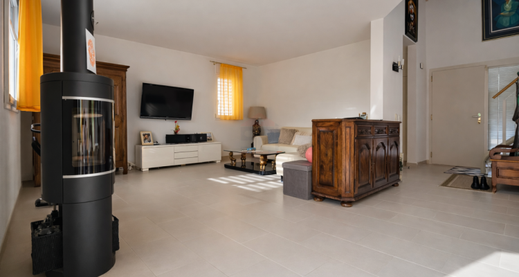 Superbe maison individuelle lumineuse avec jardin arboré, jacuzzi et double garage image 5