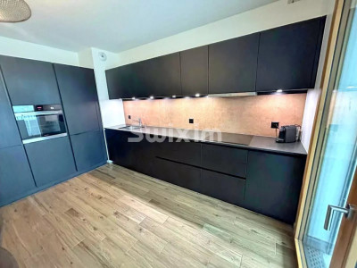 EXCLUSIVE - Aux Celliers, a bright 4-room apartment with large waterfront terrace image 4