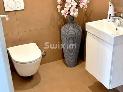 EXCLUSIVE - Aux Celliers, a bright 4-room apartment with large waterfront terrace image 12