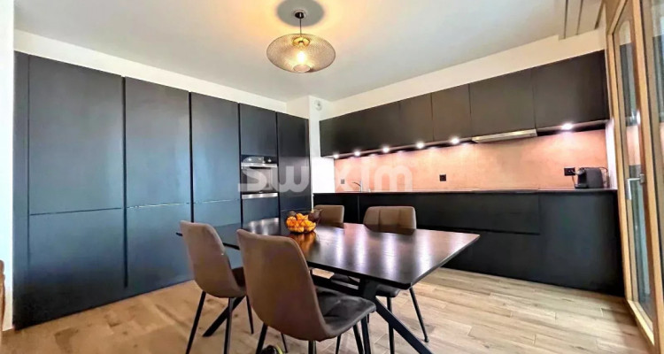 EXCLUSIVE - Aux Celliers, a bright 4-room apartment with large waterfront terrace image 1