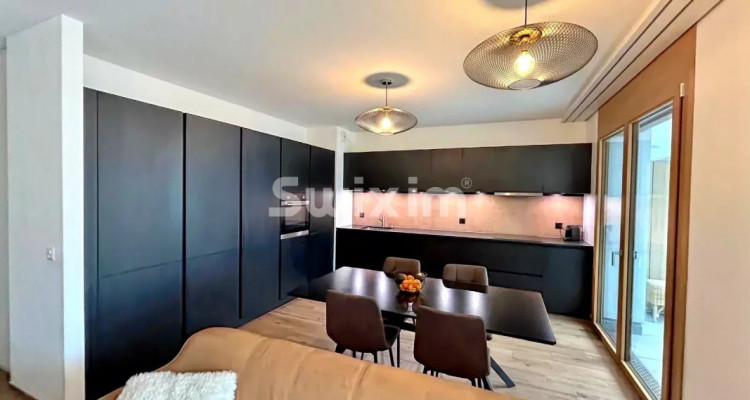 EXCLUSIVE - Aux Celliers, a bright 4-room apartment with large waterfront terrace image 2