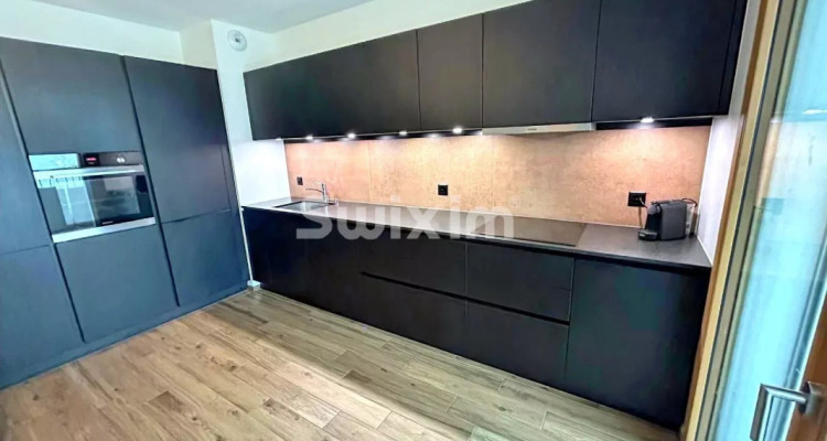 EXCLUSIVE - Aux Celliers, a bright 4-room apartment with large waterfront terrace image 4