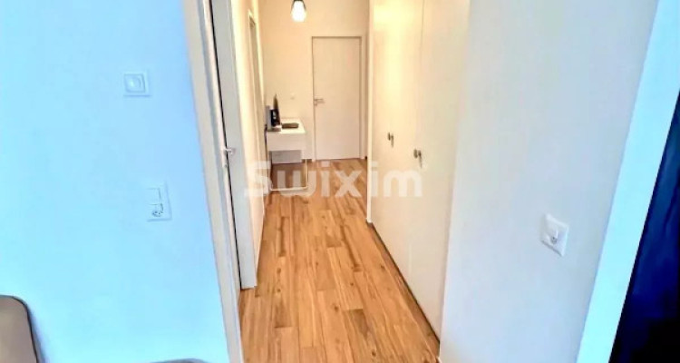 EXCLUSIVE - Aux Celliers, a bright 4-room apartment with large waterfront terrace image 7