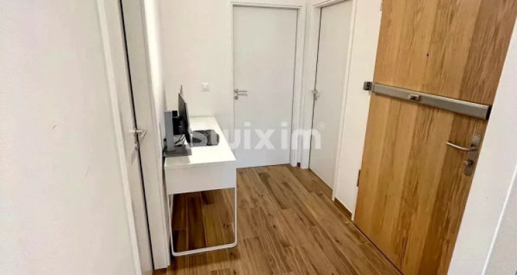 EXCLUSIVE - Aux Celliers, a bright 4-room apartment with large waterfront terrace image 8