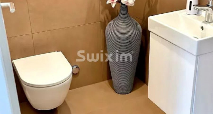 EXCLUSIVE - Aux Celliers, a bright 4-room apartment with large waterfront terrace image 12