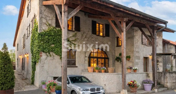 Exclusive: Bright 5-room village house eligible for CASATAX, with terrace, garage, and great character image 1