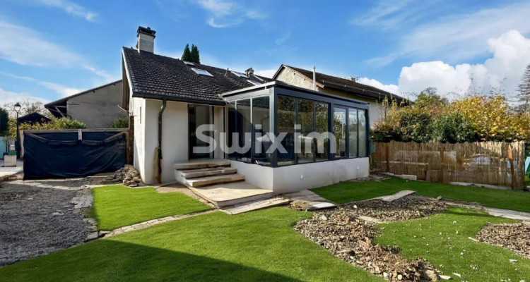 Modern village house in Vernier with separate apartment image 1