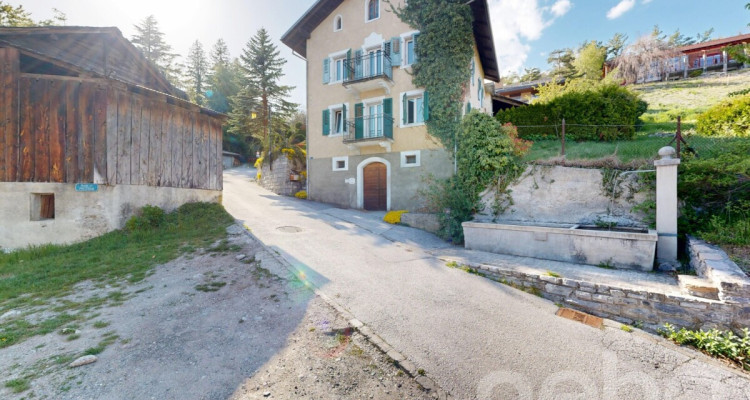 Appartement 4.5 à rénover avec jardin et grenier aménageable image 1