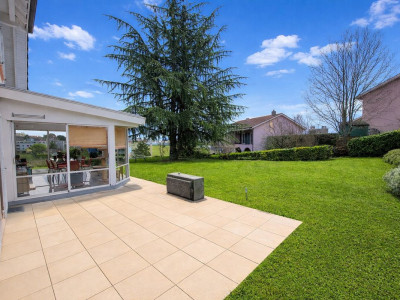 Charmante villa individuelle bénéficiant dun grand jardin, idéalement située image 2