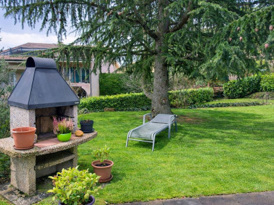 Charmante villa individuelle bénéficiant dun grand jardin, idéalement située image 3