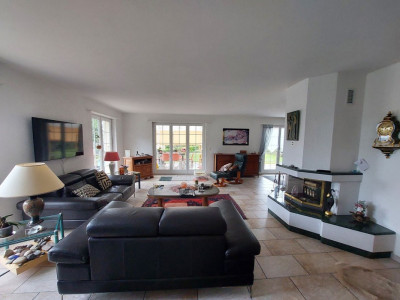 Charmante villa individuelle bénéficiant dun grand jardin, idéalement située image 4