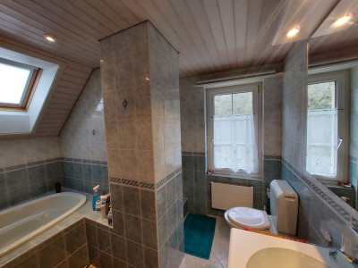 Charmante villa individuelle bénéficiant dun grand jardin, idéalement située image 7