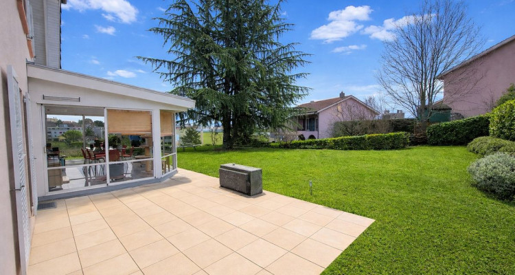 Charmante villa individuelle bénéficiant dun grand jardin, idéalement située image 2