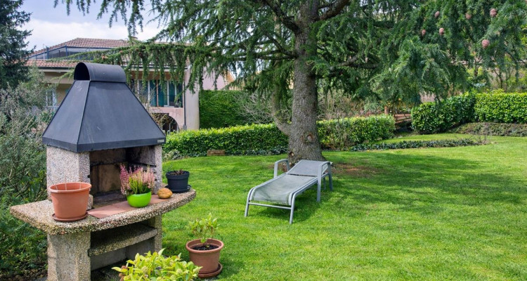 Charmante villa individuelle bénéficiant dun grand jardin, idéalement située image 3