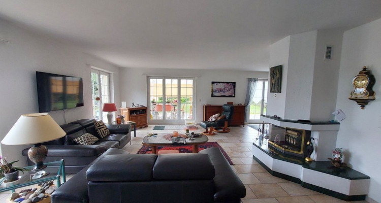 Charmante villa individuelle bénéficiant dun grand jardin, idéalement située image 4