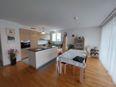 Appartement lumineux de 4,5 pièces avec terrasse et place de parc intérieure image 2