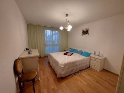 Appartement lumineux de 4,5 pièces avec terrasse et place de parc intérieure image 3