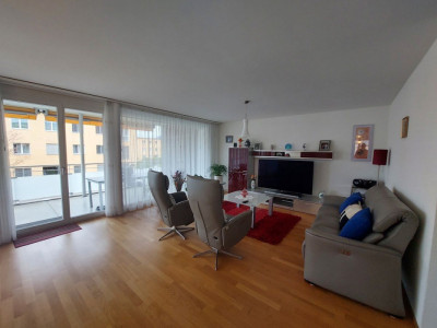 Appartement lumineux de 4,5 pièces avec terrasse et place de parc intérieure image 4