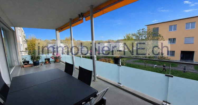 Appartement lumineux de 4,5 pièces avec terrasse et place de parc intérieure image 1