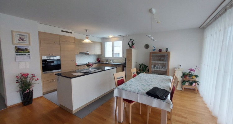 Appartement lumineux de 4,5 pièces avec terrasse et place de parc intérieure image 2