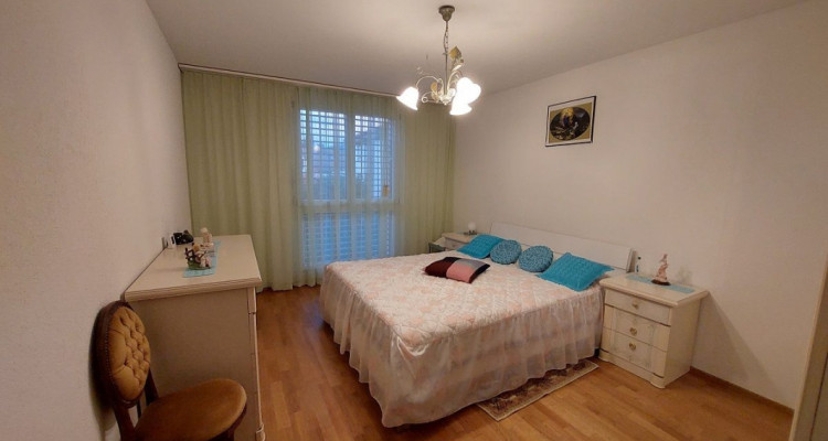 Appartement lumineux de 4,5 pièces avec terrasse et place de parc intérieure image 3