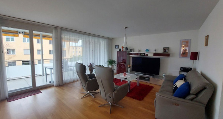 Appartement lumineux de 4,5 pièces avec terrasse et place de parc intérieure image 4