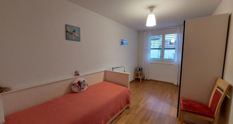 Appartement lumineux de 4,5 pièces avec terrasse et place de parc intérieure image 5