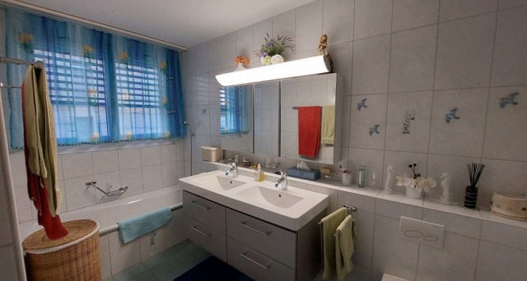 Appartement lumineux de 4,5 pièces avec terrasse et place de parc intérieure image 6