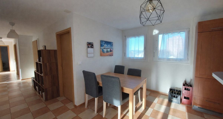 Appartement en attique bénéficiant dune spacieuse terrasse et dun garage double image 2