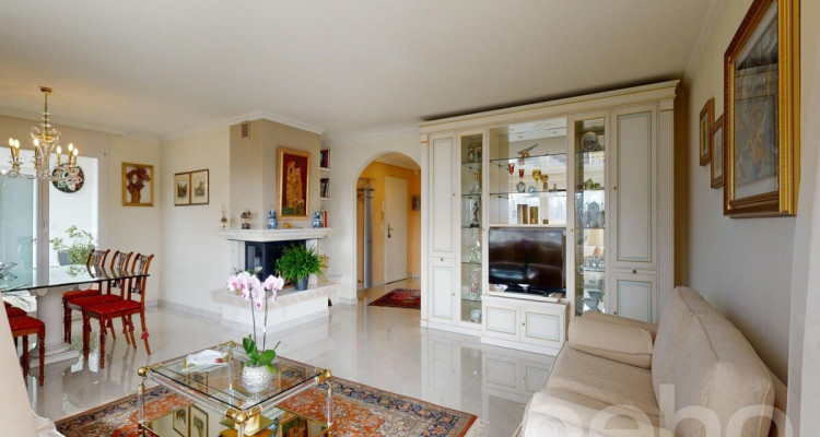 Charmante und grosszügige Dachwohnung an ruhiger Lage image 3