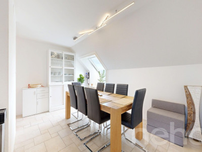 Lichtdurchflutete Dachwohnung mit Terrasse und Cheminée image 1